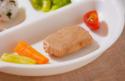 白い仕切り皿に盛り付けられた食事の一部