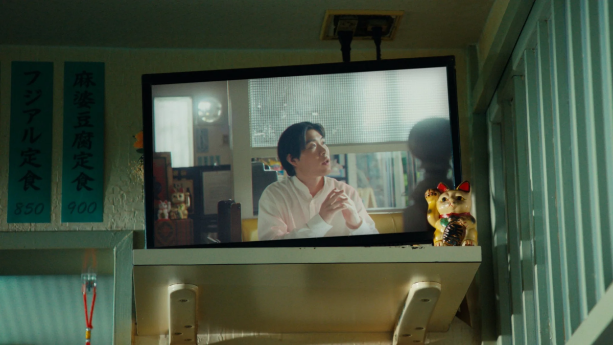 テレビCMを見ている男性