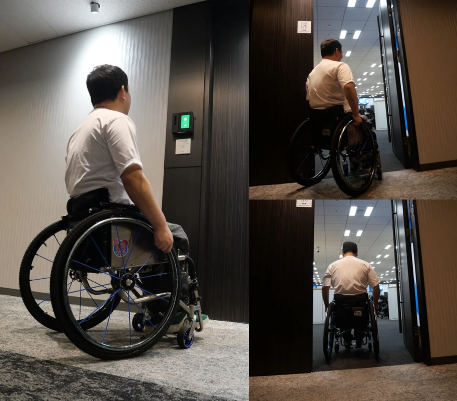 車椅子に乗った男性がオフィスの入口に近づき、ドアを通って中に入っていく様子